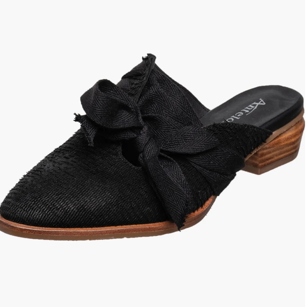 🌸ANTELOPE🌸 Ladee Mule In Black Size: 37